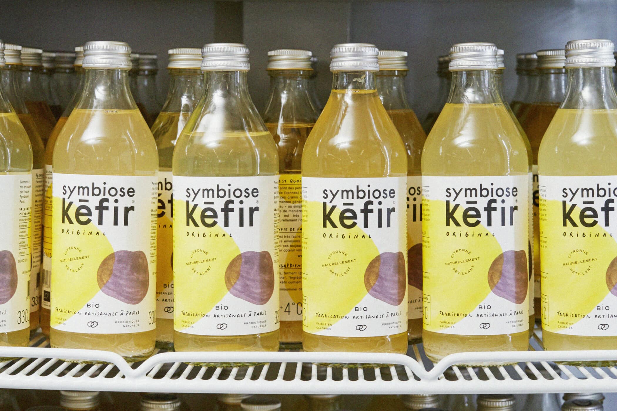 Bouteille de kéfir de fruits dans un frigo pour la maturation